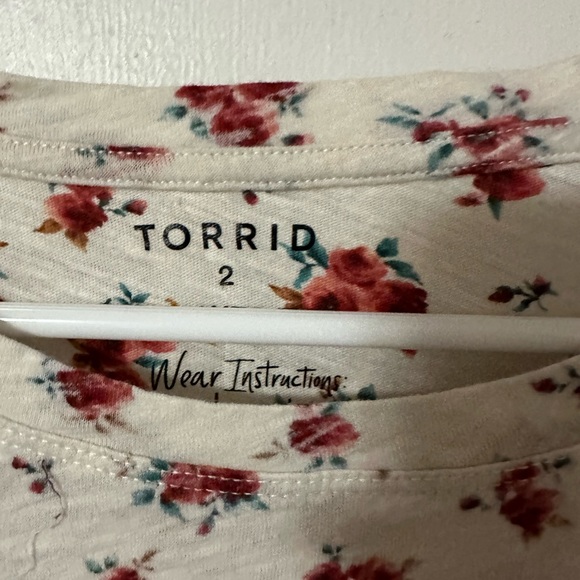 Cream floral tee - Picture 2 of 3